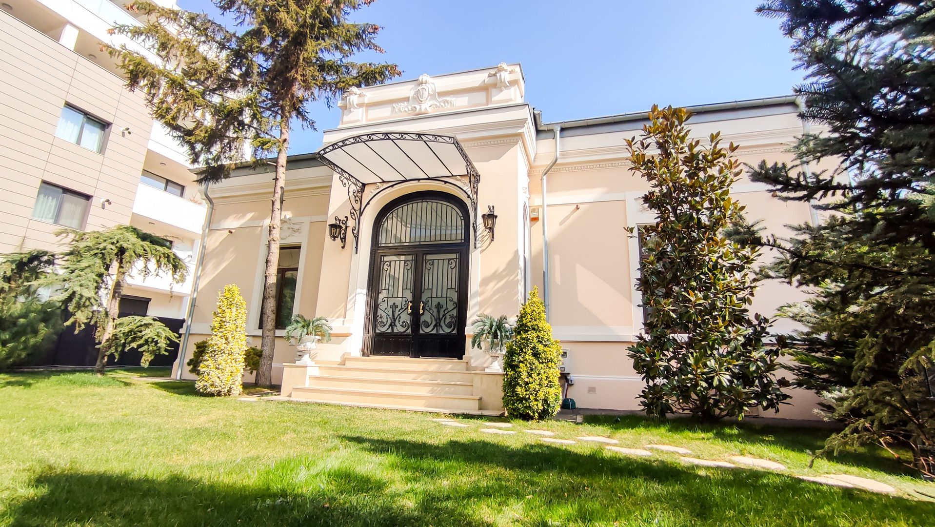 The superb reconsolidated and renovated house in the Piata Unirii area