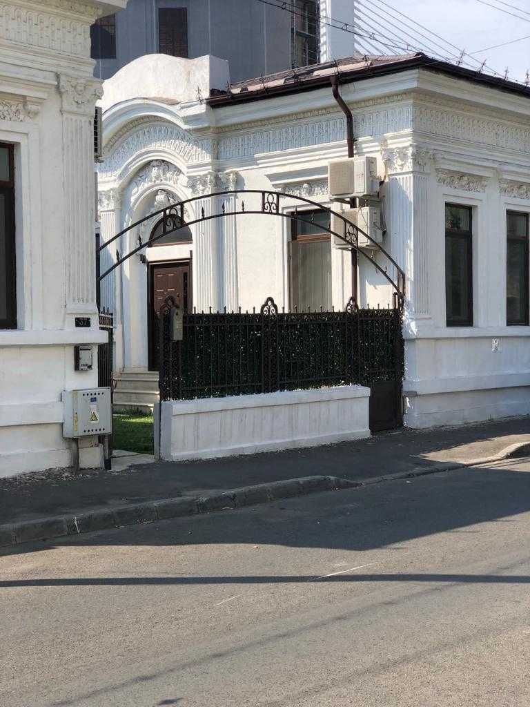 Imobil din 2 case cu curte -  Plevnei