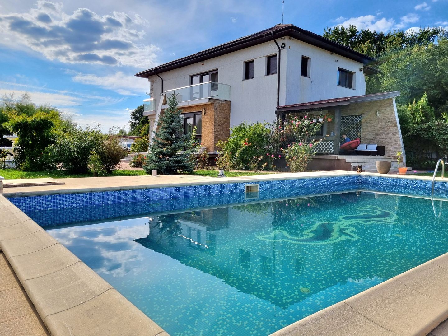 Casa individuala cu piscina situata in zona Sisesti - Baneasa, teren 1.950mp