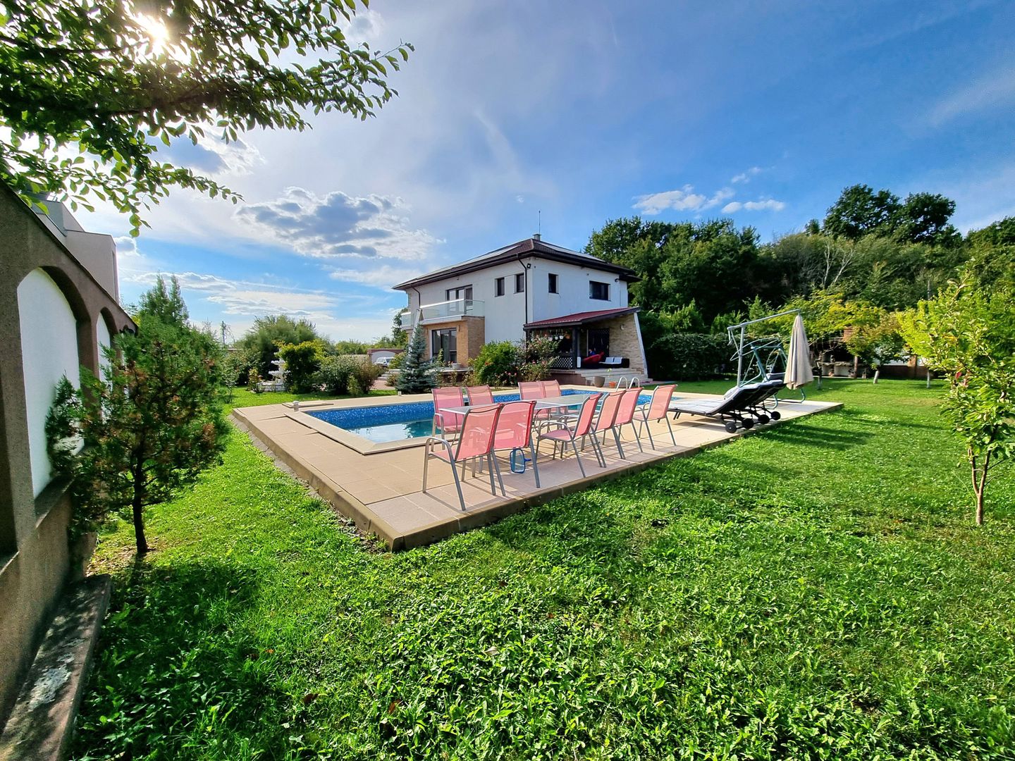Casa individuala cu piscina situata in zona Sisesti - Baneasa, teren 1.950mp